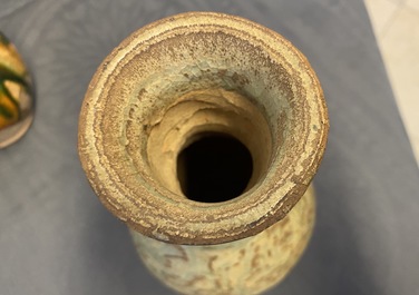 Une verseuse de type sancai et un vase de forme bouteille c&eacute;ladon monochrome, Chine, Tang et Song